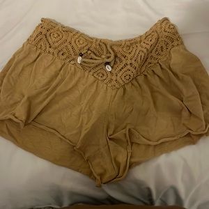 Beige aeire shorts